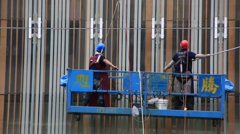 Two washers washing windows of the building in Taipei downtown Video stock 63138220