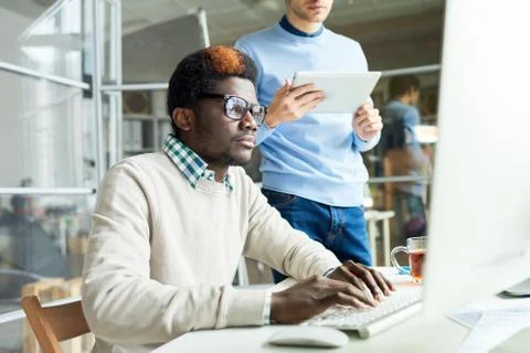 Two Web Developers Working on Code 库存照片