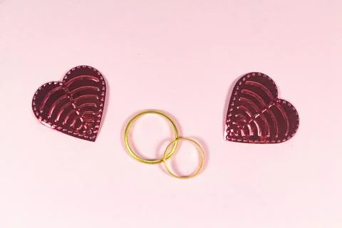 Two wedding rings and two hearts Foto stock