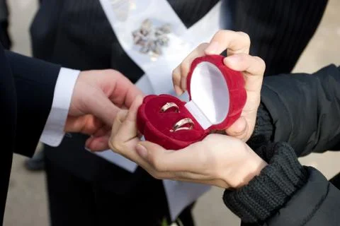 Two wedding rings in the box which takes a man Foto stock