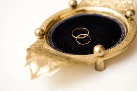 Two wedding rings on the plate Foto stock