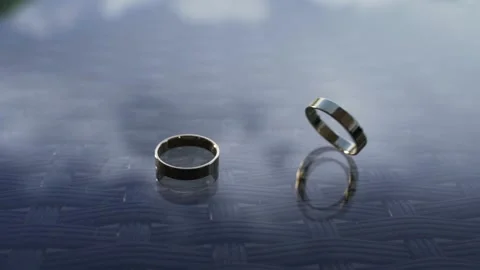 Two wedding rings rotate on mirror Video stock 171293250