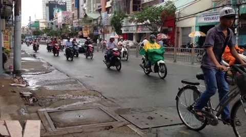 Two-Wheeled Commuters in Ho Chi Minh City 스톡 동영상 44420657