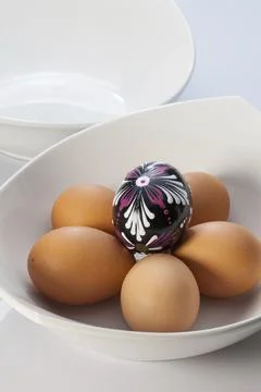 Two white ceramics bowls, easter eggs Stock Photos