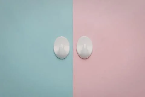 Two white computer mice on pastel blue and pink background Stockfoto's