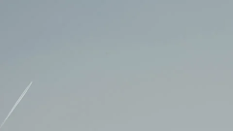 Two white trace of the airplane in grey sky 库存影片 112365741