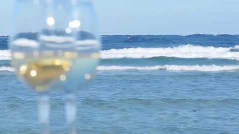 Two white wine wineglasses over sea background. Vídeos de archivo 83640365