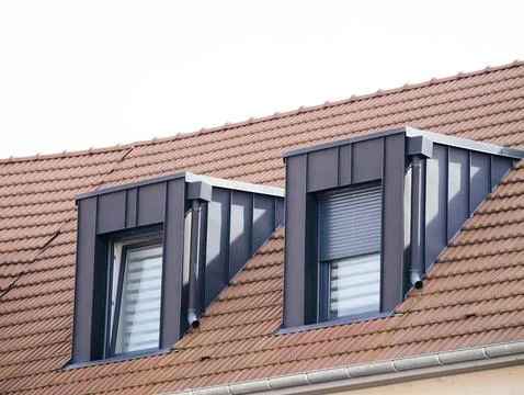 Two Windows Dancing on Red Rooftop Foto stock