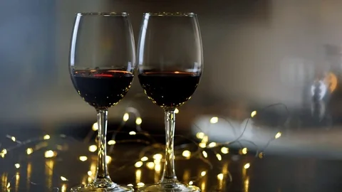 Two wineglasses of red wine . 库存影片 84204113