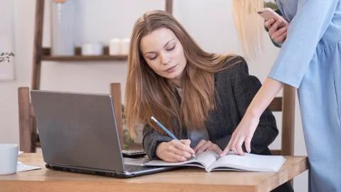 Two womans work in team. two women are discussing a new project, teamwork of Foto stock