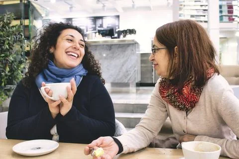 Two women of different generations having a good time enjoying a coffee Foto stock