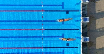 Two Women doing a Racing Dive to swim the Butterfly. Vídeo Stock 85539573