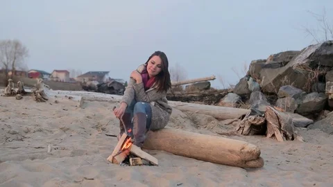Two women sitting by the fire. BBQ picnic Vidéo 75801452
