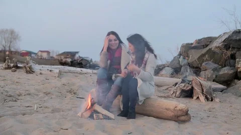 Two women sitting by the fire. BBQ picnic Vidéo 75801506