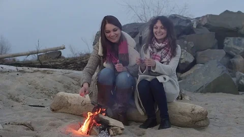 Two women sitting by the fire. BBQ picnic Видео 75806474