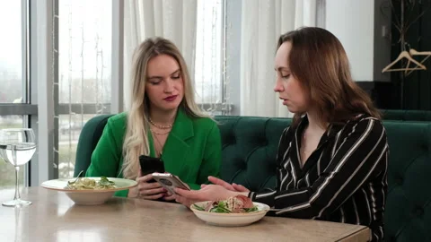 Two women talking in a restaurant Vidéo 200842802