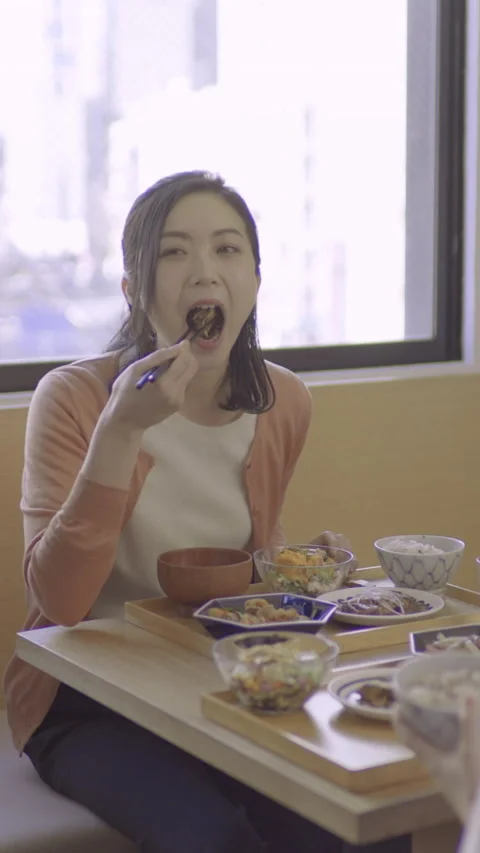 Two women talking while eating lunch Video stock 162240903