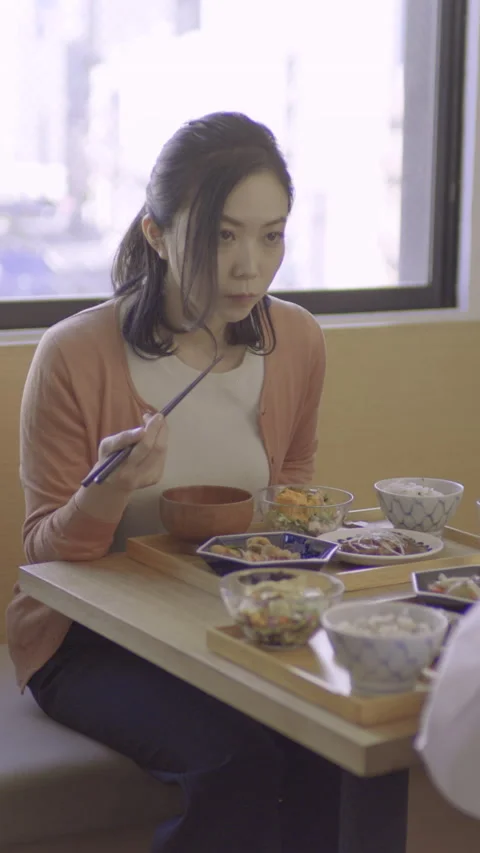 Two women talking while eating lunch 스톡 동영상 162241060