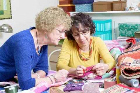 Two women working on their patchwork Foto stock