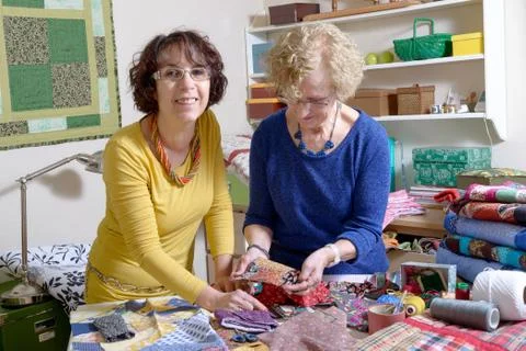 Two women working on their patchwork Stock-Fotos