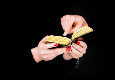 Two women's hands holding an opened bible Foto stock