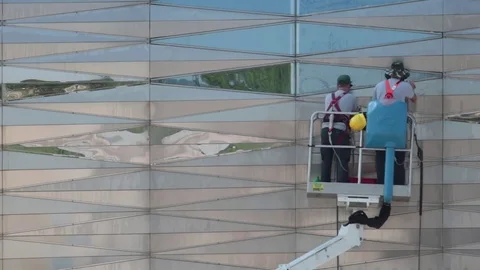 Two workers clean windows Vidéo 77621694