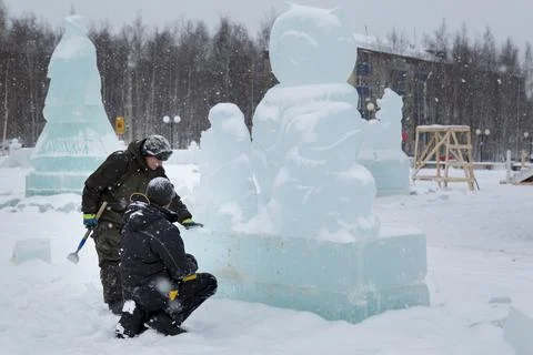 Two workers at the ice figure are talking 스톡 사진