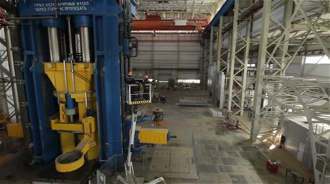 Two workers on the lift in factory Video stock 51331345