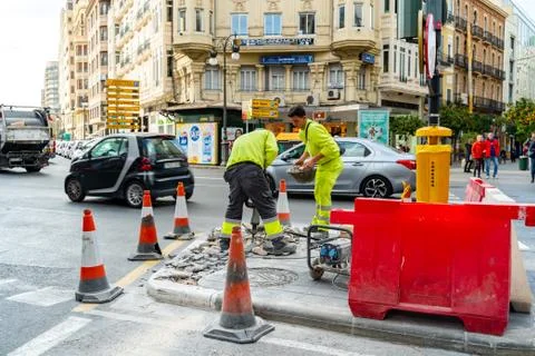 Two workers. Pavement and road repairs in Valencia city. Foto stock
