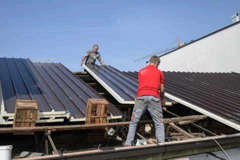 Two workers roofer builder working on roof structure on construction site Foto stock
