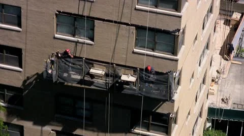 Two workers sandblasting on platform as it rises Video stock 8985413