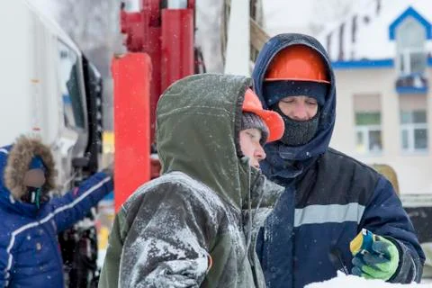 Two workers talk on the assembly site 스톡 사진