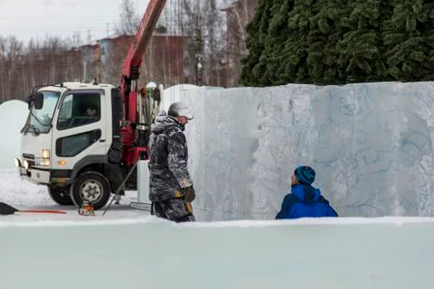 Two workers talk on the assembly site Foto stock