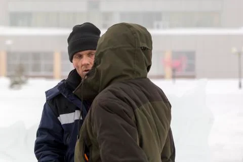 Two workers talk on the assembly site Foto stock