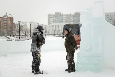 Two workers talk on the assembly site 스톡 사진