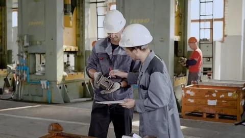 Two workers talking in workshop Video stock 95021348