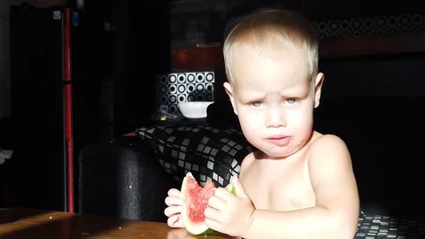 Two-year-old white-haired boy funny eating watermelon 스톡 동영상 110945584