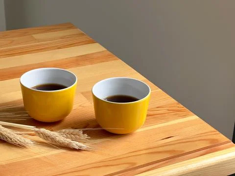 Two yellow coffee cups on the table Foto stock