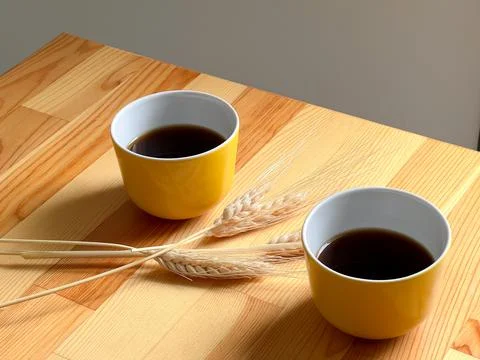 Two yellow coffee cups on the table Foto stock
