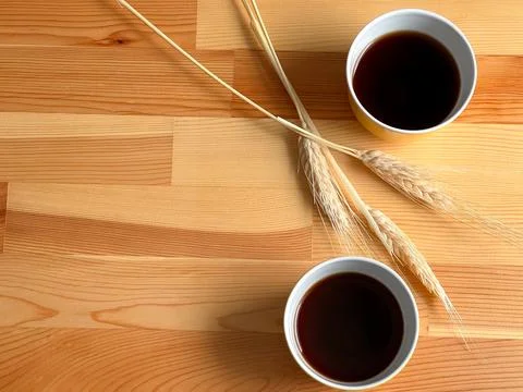 Two yellow coffee cups on the table Foto stock