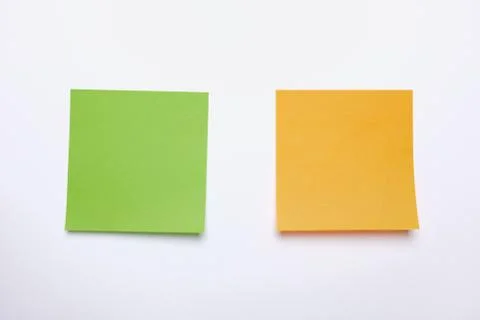 Two yellow sticky notes reminders on a white background Stockfoto's