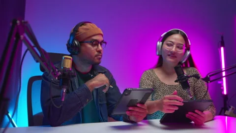 Two young asian streamer host making live podcast at broadcast home studio.  Vídeos de archivo 289543074