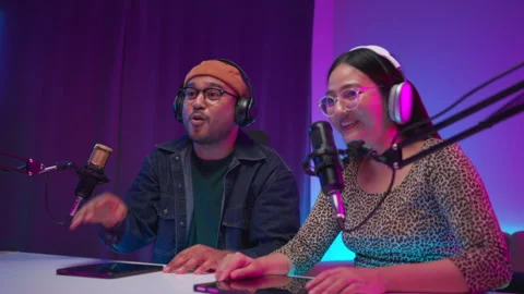 Two young asian streamer host making live podcast at broadcast home studio.  Vídeos de archivo 289543178