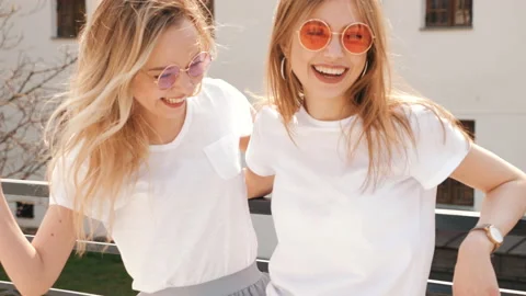 Two young beautiful blond smiling hipster girls Vidéo 141242929