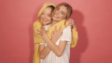 Two young beautiful smiling hipster girls in trendy summer clothes Vidéo 141973747