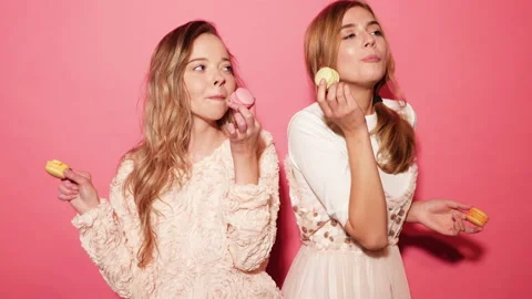 Two young charming  beautiful smiling hipster girls Vídeo Stock 140523728