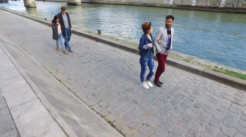 Two young couples in Paris Vidéo 63029585