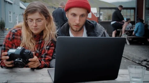 Two young freelance millennials on casual meeting 스톡 동영상 108977406