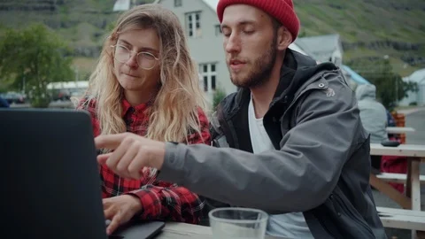 Two young freelance millennials on casual meeting Video stock 117428653