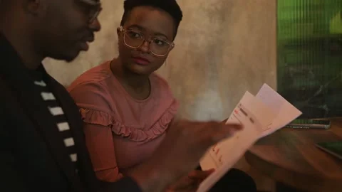 Two young freelancers having a discussion at the bar Video stock 155542570